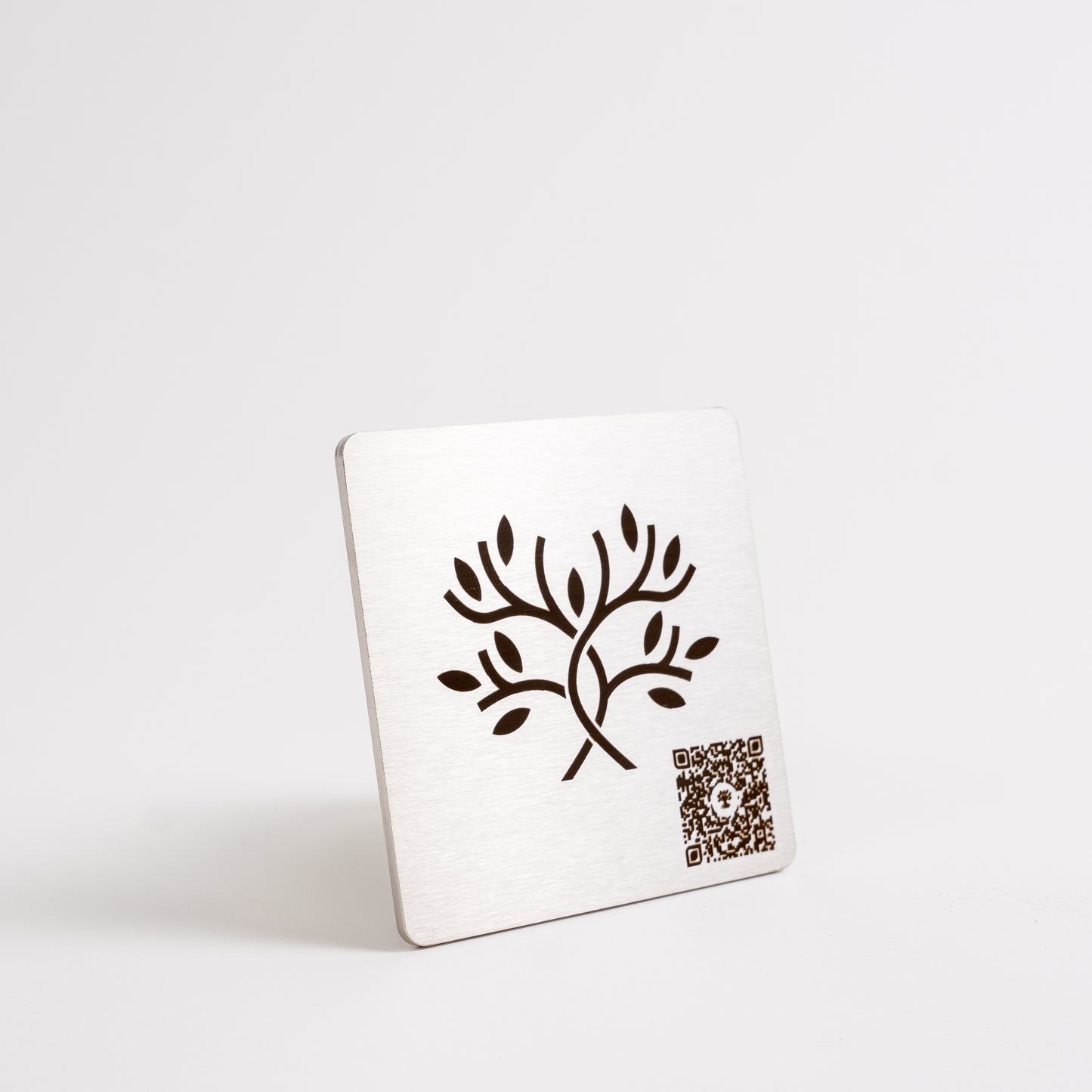 Plaque commémorative L’Arbre de la vie 4"x4" avec arbre gravé et code QR, vue en angle.