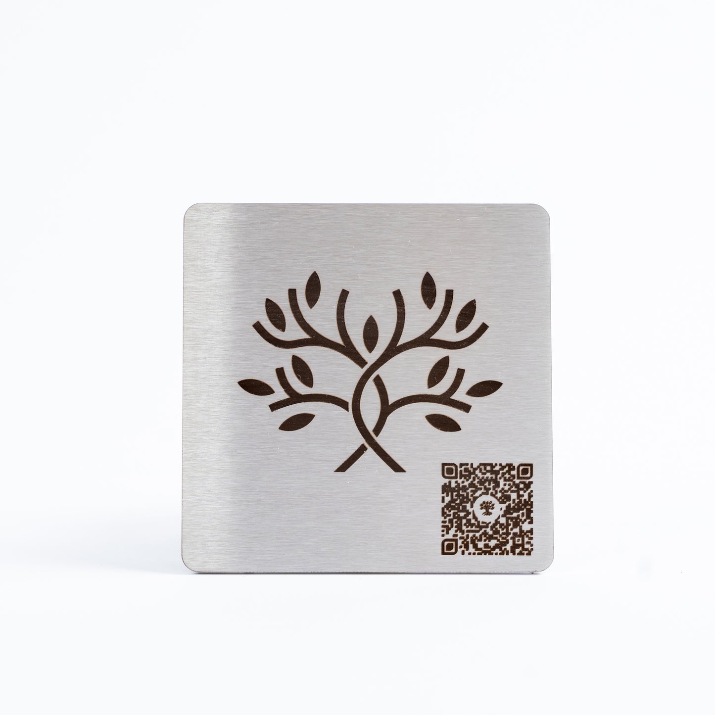 Plaque L’Arbre de la vie avec arbre stylisé et code QR, vue de face.
