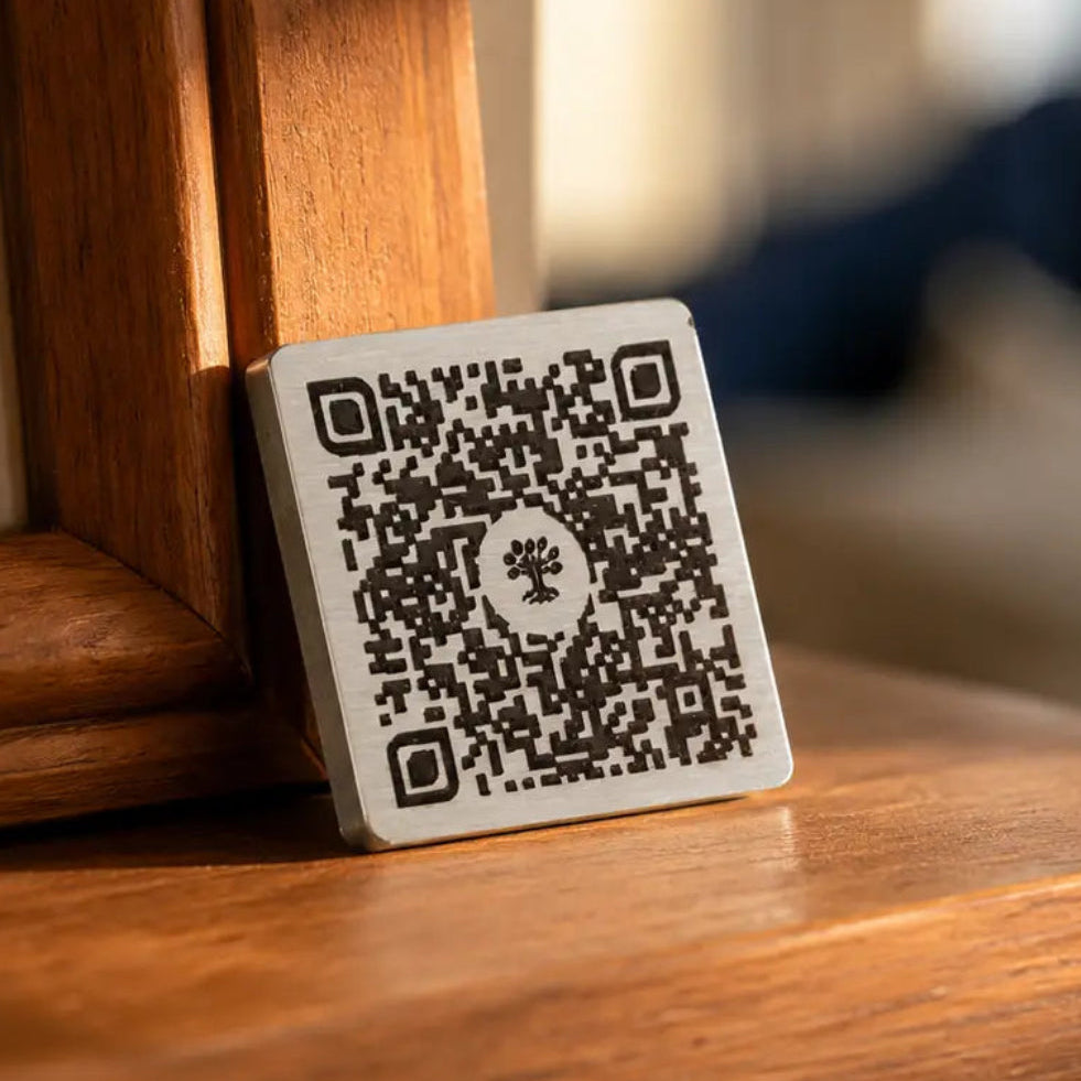 Une plaque 1"x1" accotés sur un cadre.