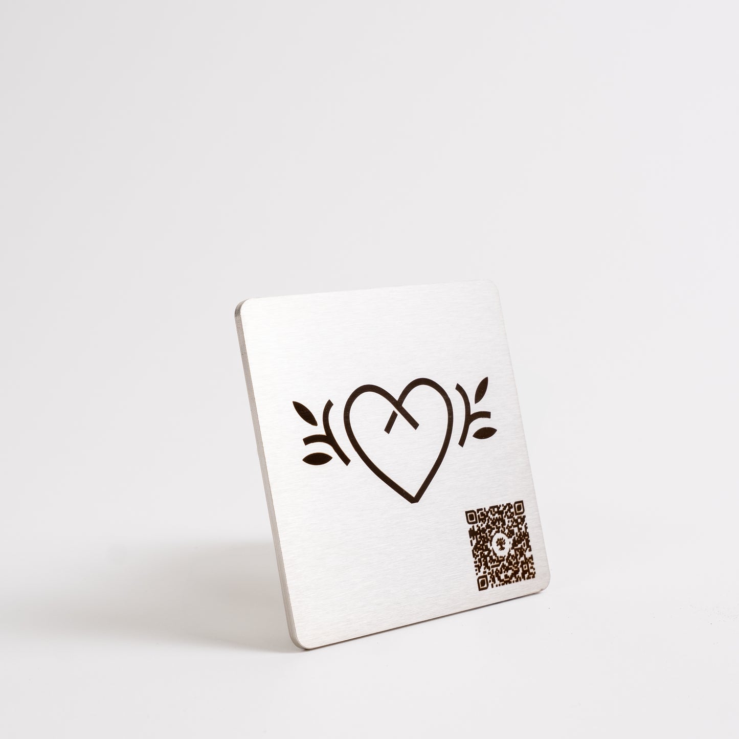 Plaque commémorative Le Cœur 4"x4" avec cœur gravé et code QR, vue en angle.