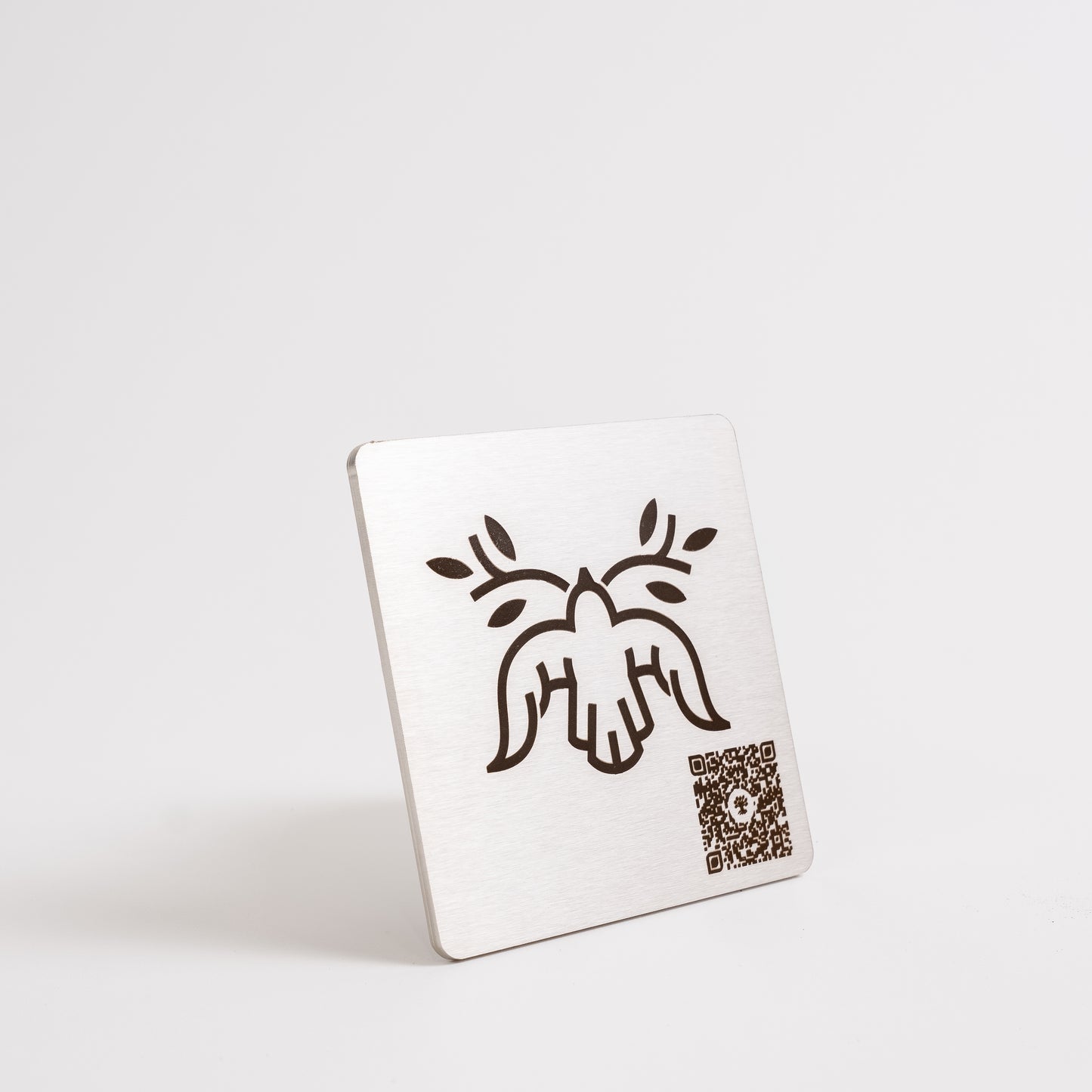 Plaque commémorative La Colombe 4"x4" avec colombe gravée et code QR, vue en angle.