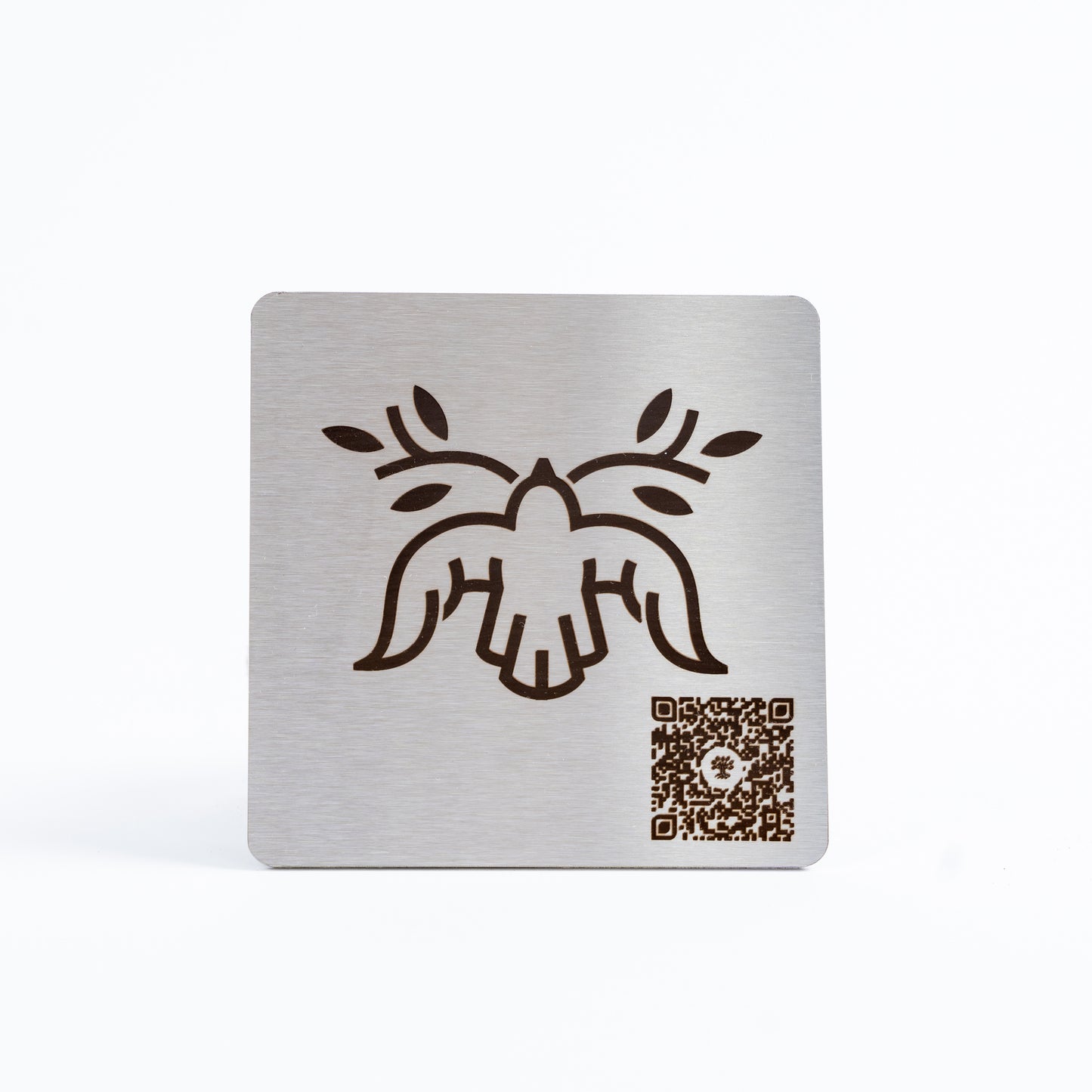 Plaque La Colombe avec oiseau gravé et code QR, vue de face.