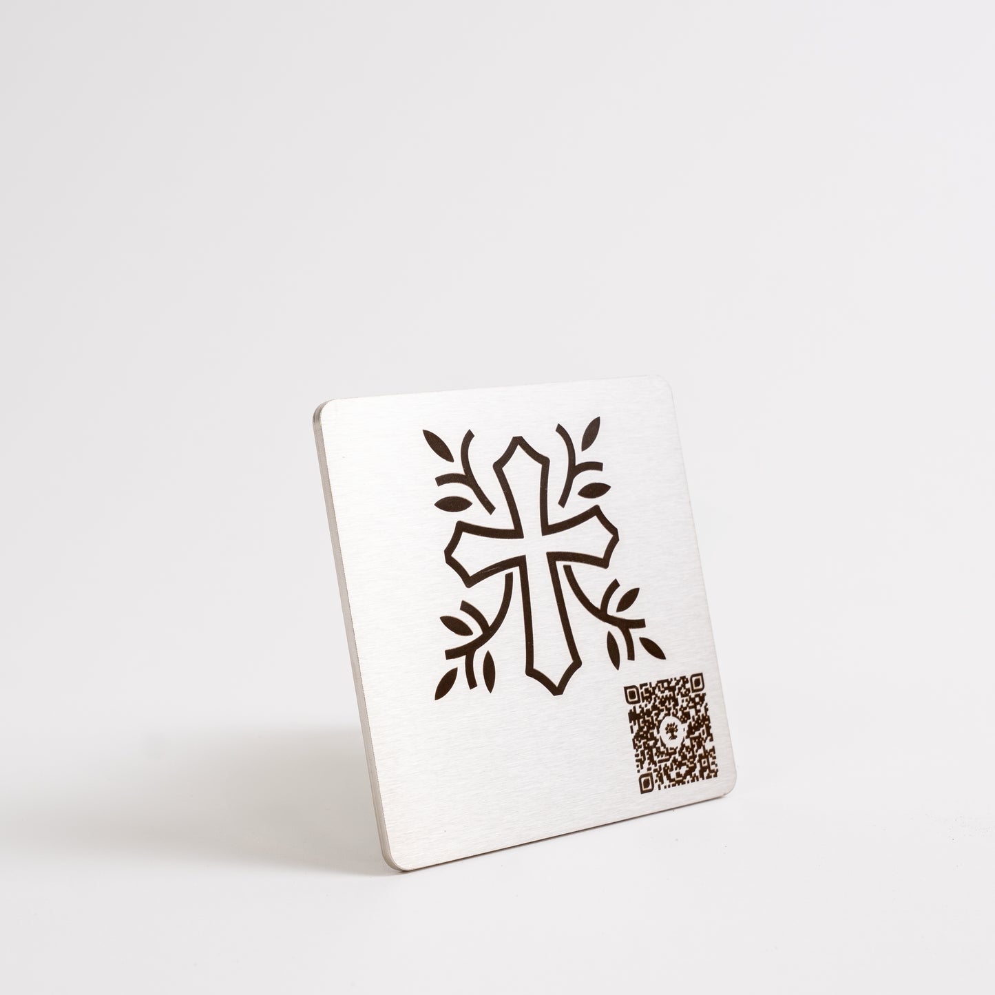Plaque commémorative La Croix 4"x4" avec croix gravée et code QR, vue en angle.