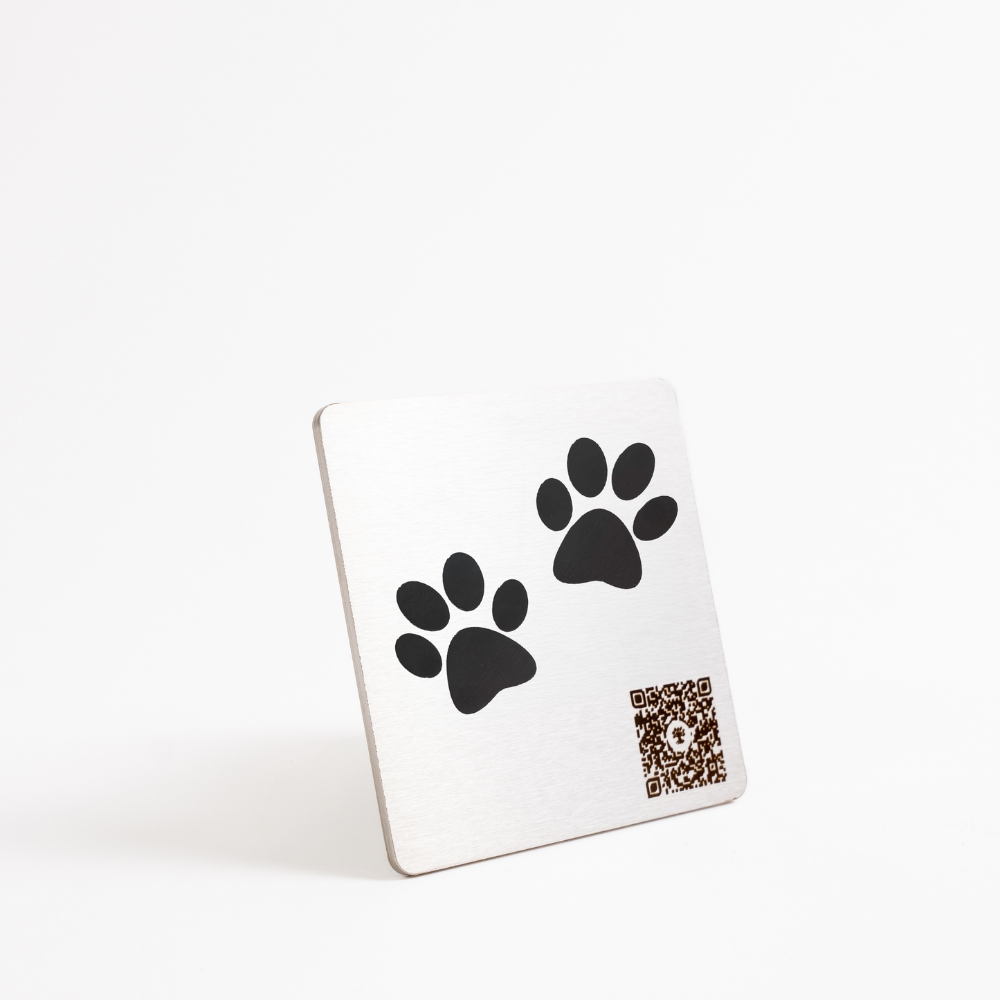Plaque commémorative pour animal en acier inoxydable 1"x1" avec empreintes de pattes et code QR gravé – idéale pour urne ou espace souvenir.
