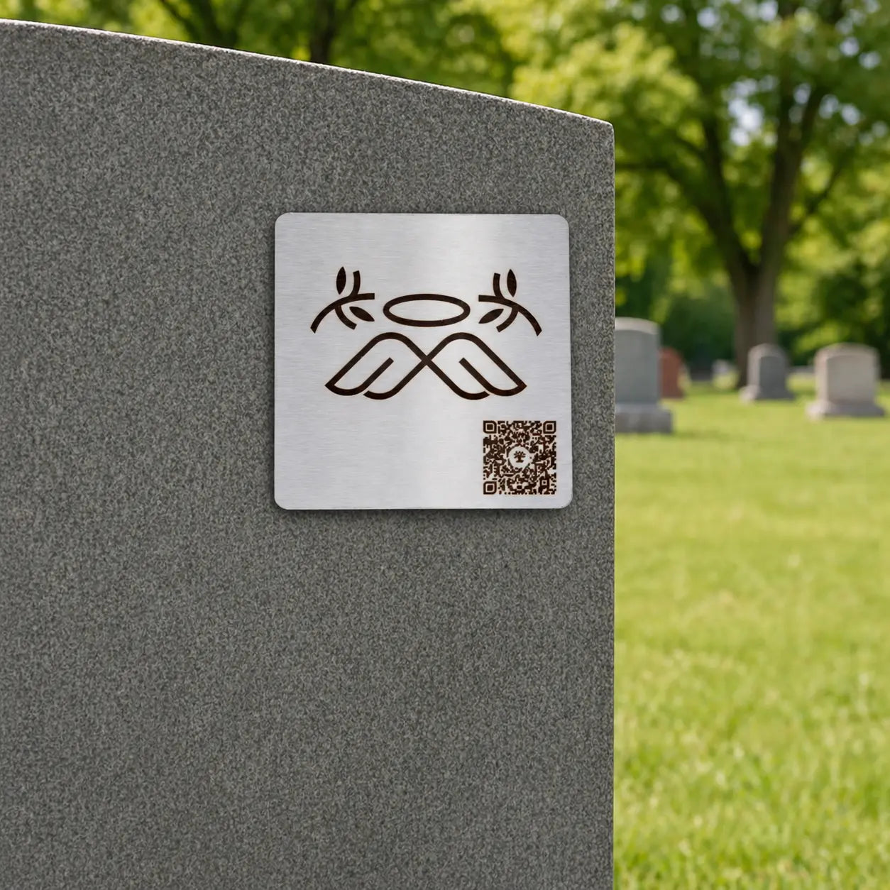 Photo de la plaque commémorative Héritage avec code QR « L'Ange », sur une pierre tombale