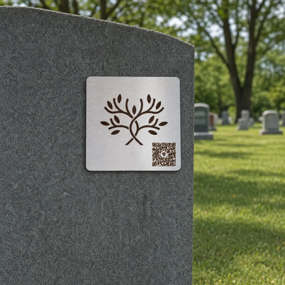 Photo de la plaque commémorative Héritage avec code QR « L'Arbre de la vie », sur une pierre tombale