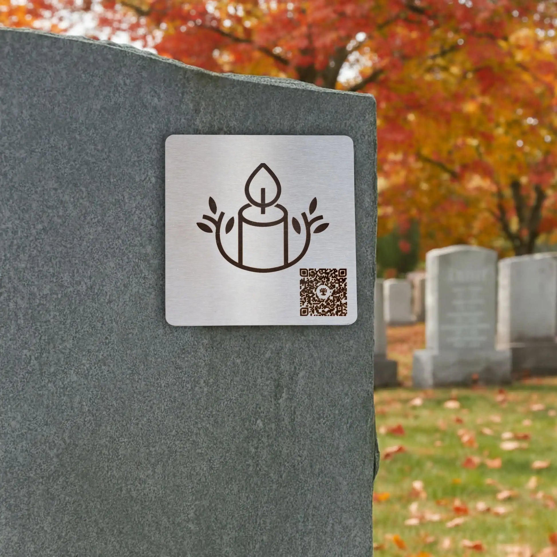 Photo de la plaque La Chandelle (plaque commémorative avec un code QR), collée sur une pierre tombale.