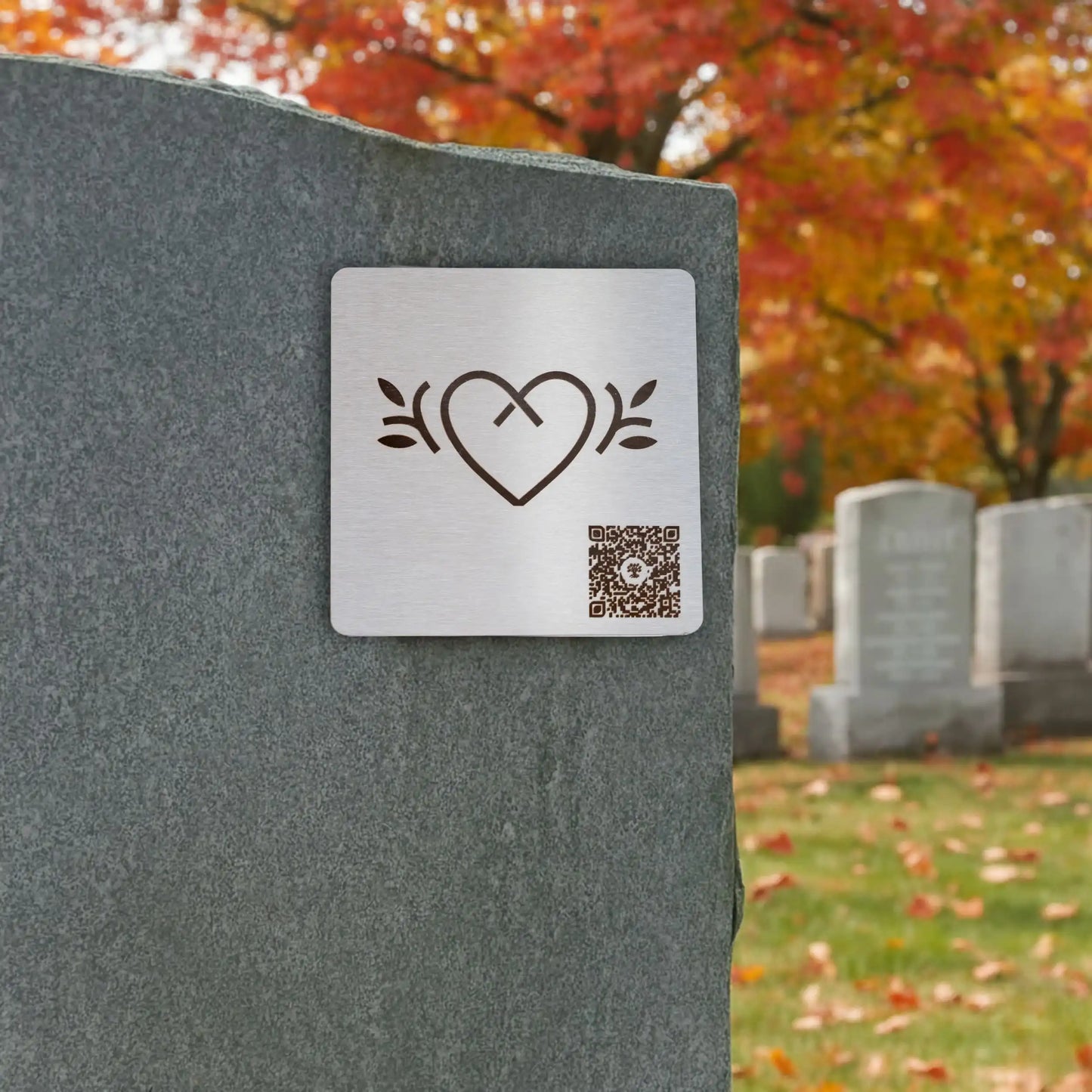 Photo de la plaque Le Coeur (plaque commémorative avec un code QR), collée sur une pierre tombale.