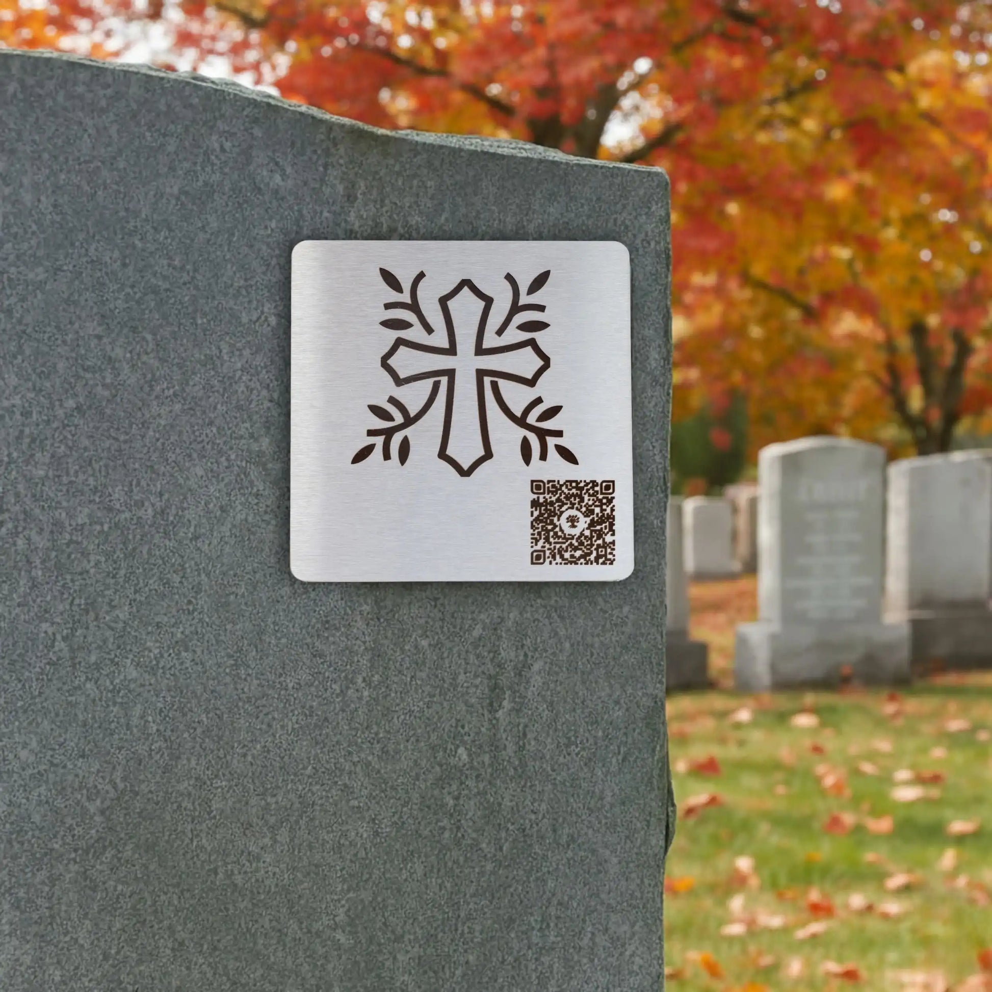 Photo de la plaque La Croix (plaque commémorative avec un code QR), collée sur une pierre tombale.