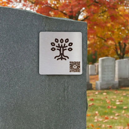 Photo de la plaque Le Recueil (plaque commémorative avec un code QR), collée sur une pierre tombale.
