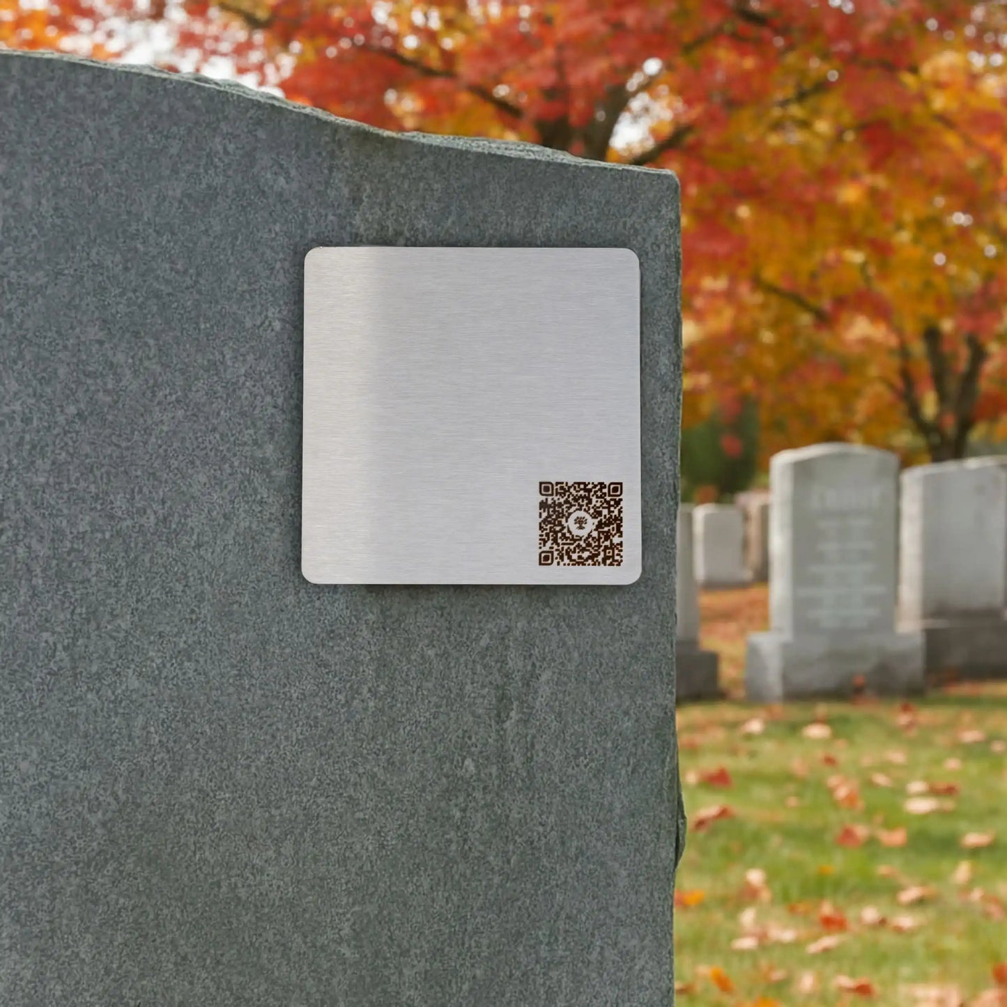Photo de la plaque La Personnalisable (plaque commémorative avec un code QR), collée sur une pierre tombale.