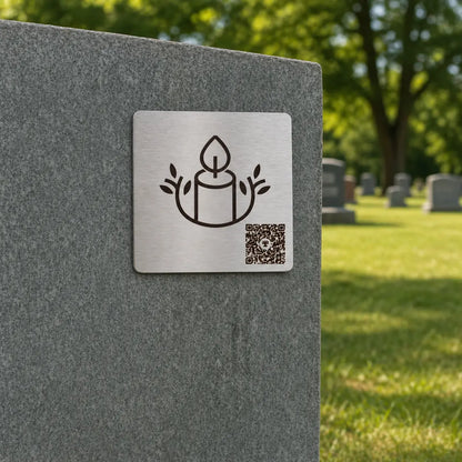 Photo de la plaque commémorative Héritage avec code QR « La Chandelle », sur une pierre tombale