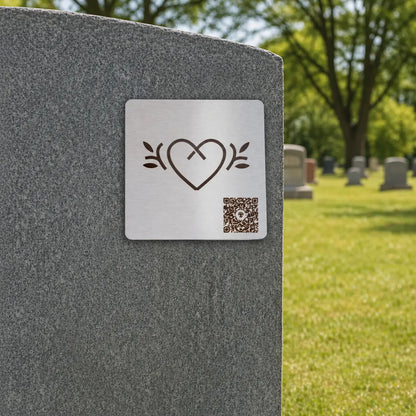 Photo de la plaque commémorative Héritage avec code QR « Le Coeur », sur une pierre tombale