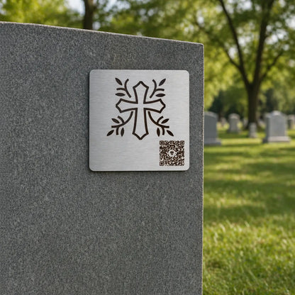 Photo de la plaque commémorative Héritage avec code QR « La Croix », sur une pierre tombale