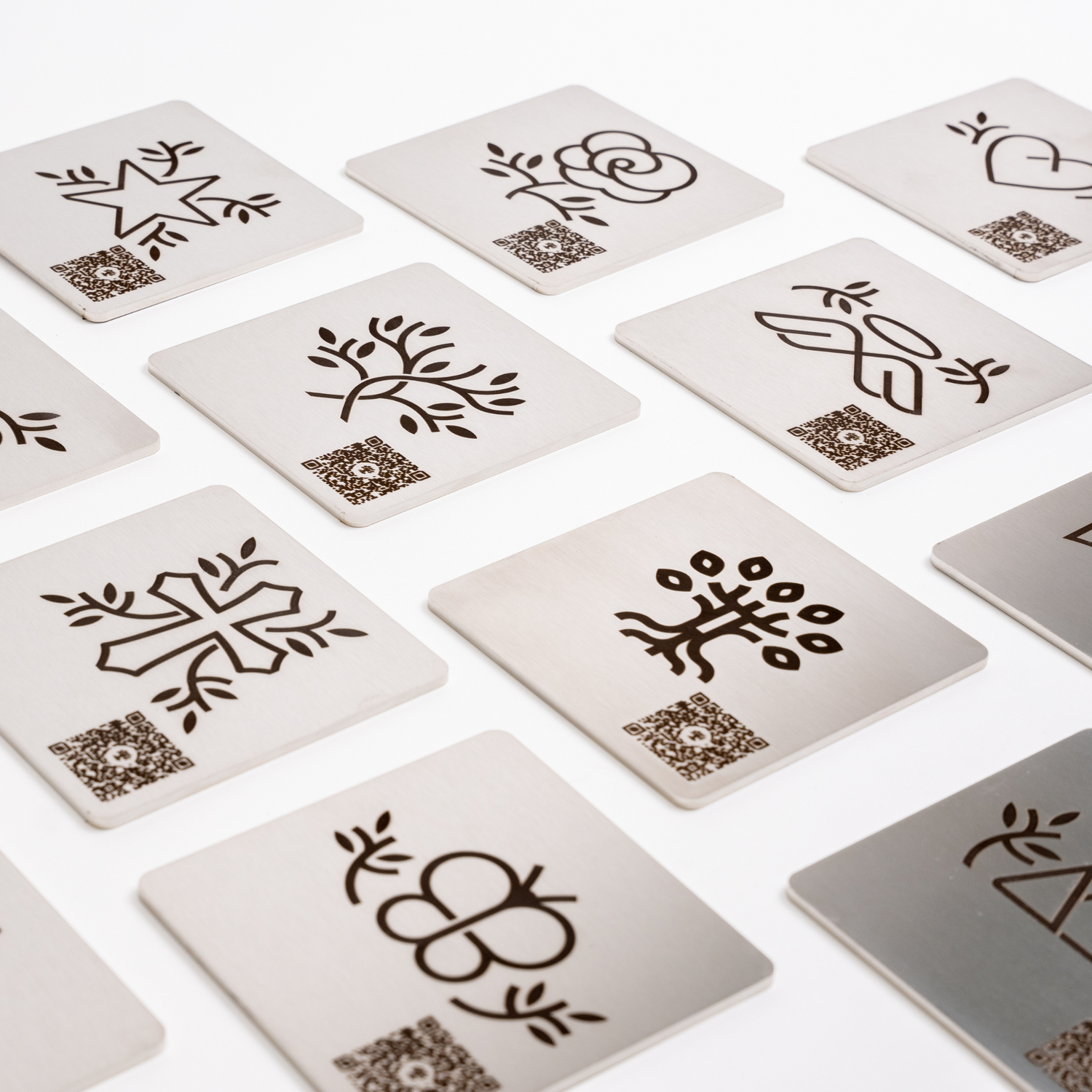 Plaques commémoratives Heritage en acier inoxydable avec icônes gravées et codes QR – modèles variés disponibles