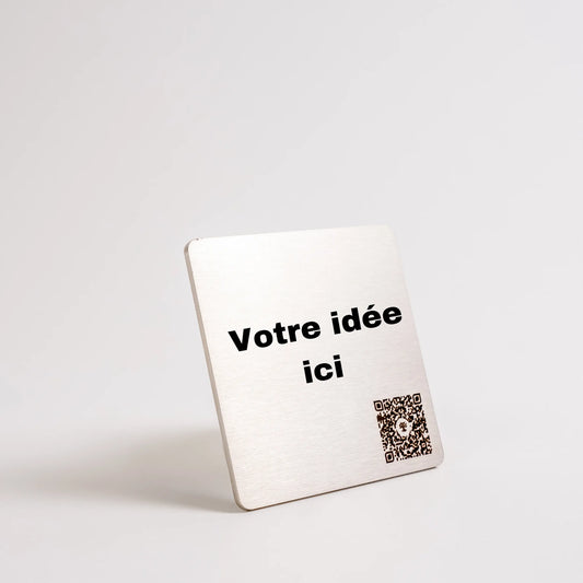 Plaque personnalisable 4"x4" avec espace vide pour gravure et code QR, vue en angle.