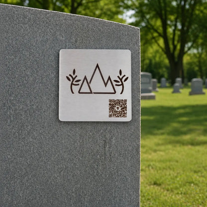 Photo de la plaque commémorative Héritage avec code QR « La Montagne », sur une pierre tombale