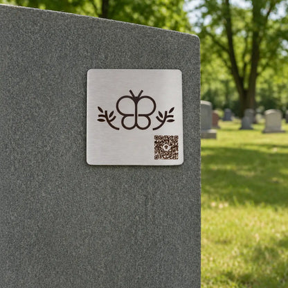 Photo de la plaque commémorative Héritage avec code QR « Le Papillon », sur une pierre tombale