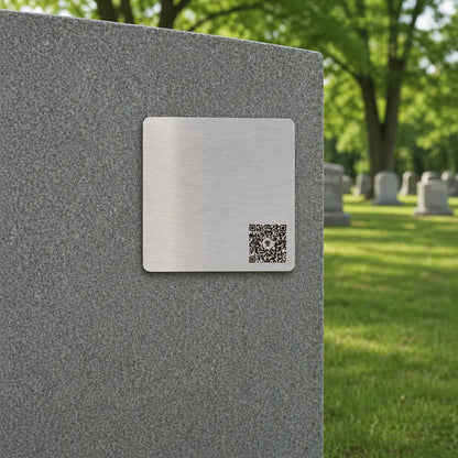 Photo de la plaque commémorative Héritage avec code QR « La Personnalisable », sur une pierre tombale