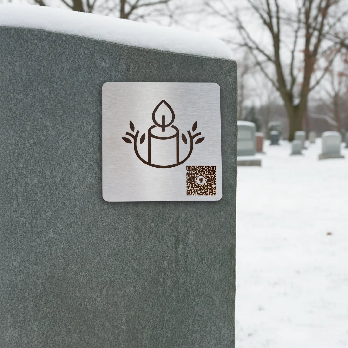 Photo de la plaque La Chandelle (plaque commémorative avec un code QR), collée sur une pierre tombale.