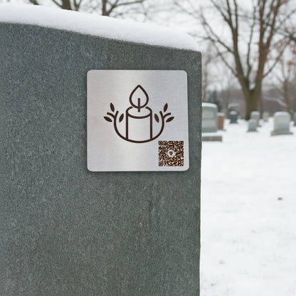 Photo de la plaque La Chandelle (plaque commémorative avec un code QR), collée sur une pierre tombale.