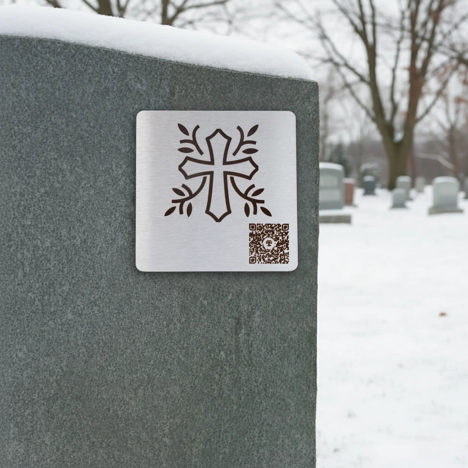 Photo de la plaque La Croix (plaque commémorative avec un code QR), collée sur une pierre tombale.