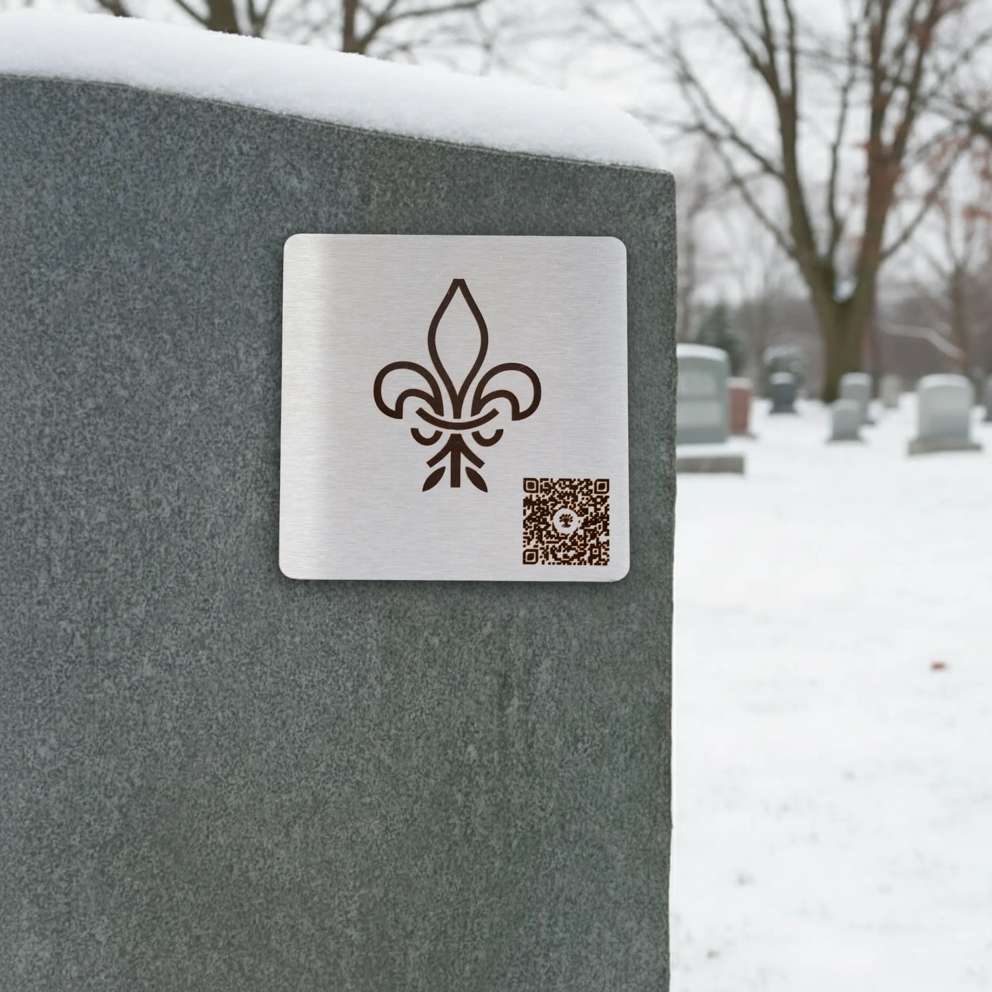 Photo de la plaque La Fleur de Lys (plaque commémorative avec un code QR), collée sur une pierre tombale.