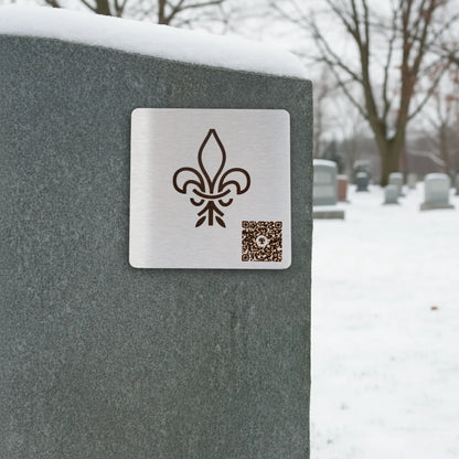 Photo de la plaque La Fleur de Lys (plaque commémorative avec un code QR), collée sur une pierre tombale.