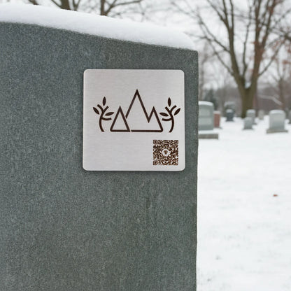 Photo de la plaque La Montagne (plaque commémorative avec un code QR), collée sur une pierre tombale.