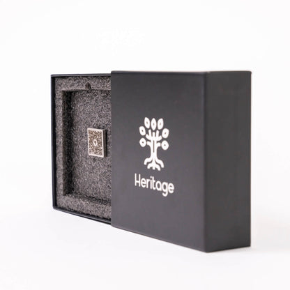 Boîte Heritage contenant une plaque commémorative 1"x1" en acier inoxydable avec code QR, protégée dans une mousse de transport sécurisée.