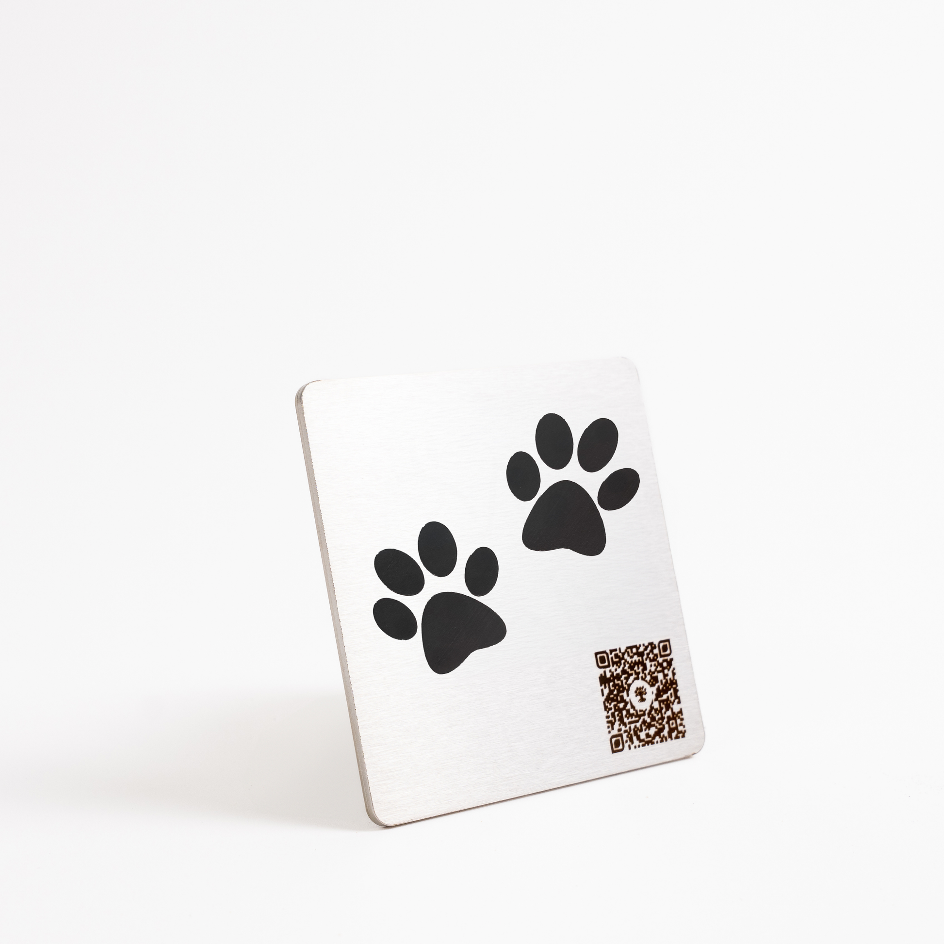 Plaque commémorative pour animal en acier inoxydable 1"x1" avec empreintes de pattes et code QR gravé – idéale pour urne ou espace souvenir.