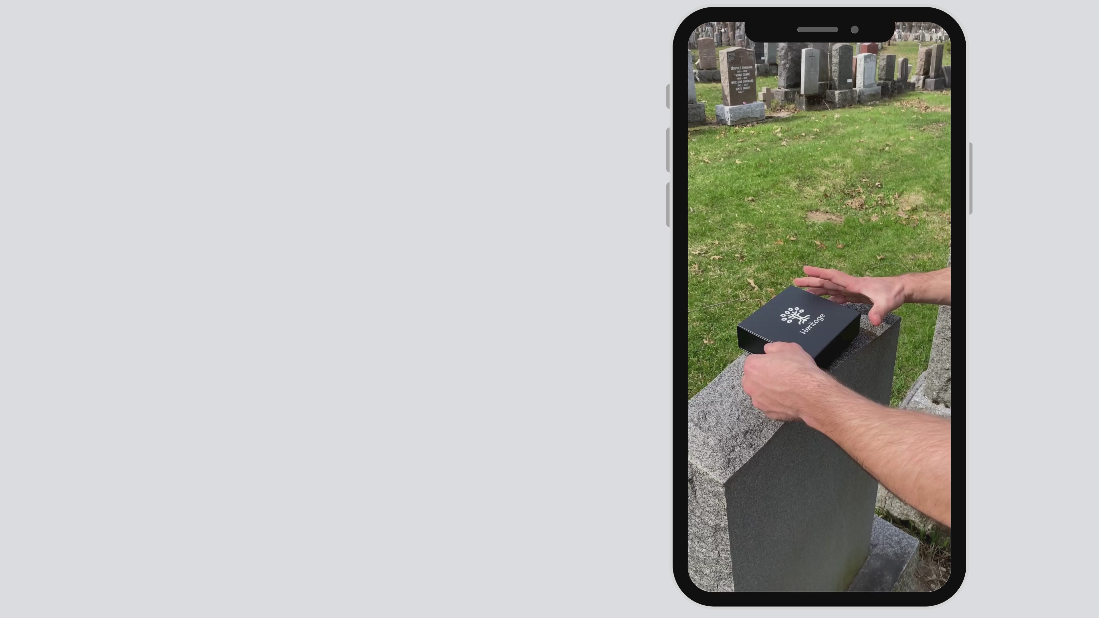 Charger la vidéo : Vidéo démontrant comment coller une plaque commémorative Heritage (avec code QR) sur une pierre tombale