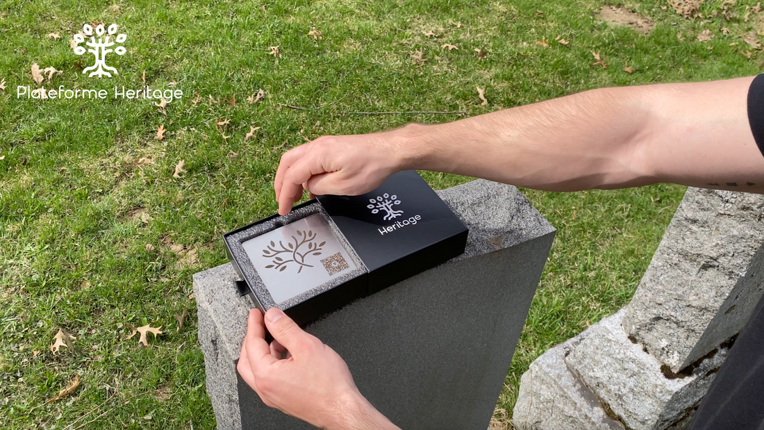 Vidéo démontrant comment coller une plaque commémorative Heritage (avec code QR) sur une pierre tombale