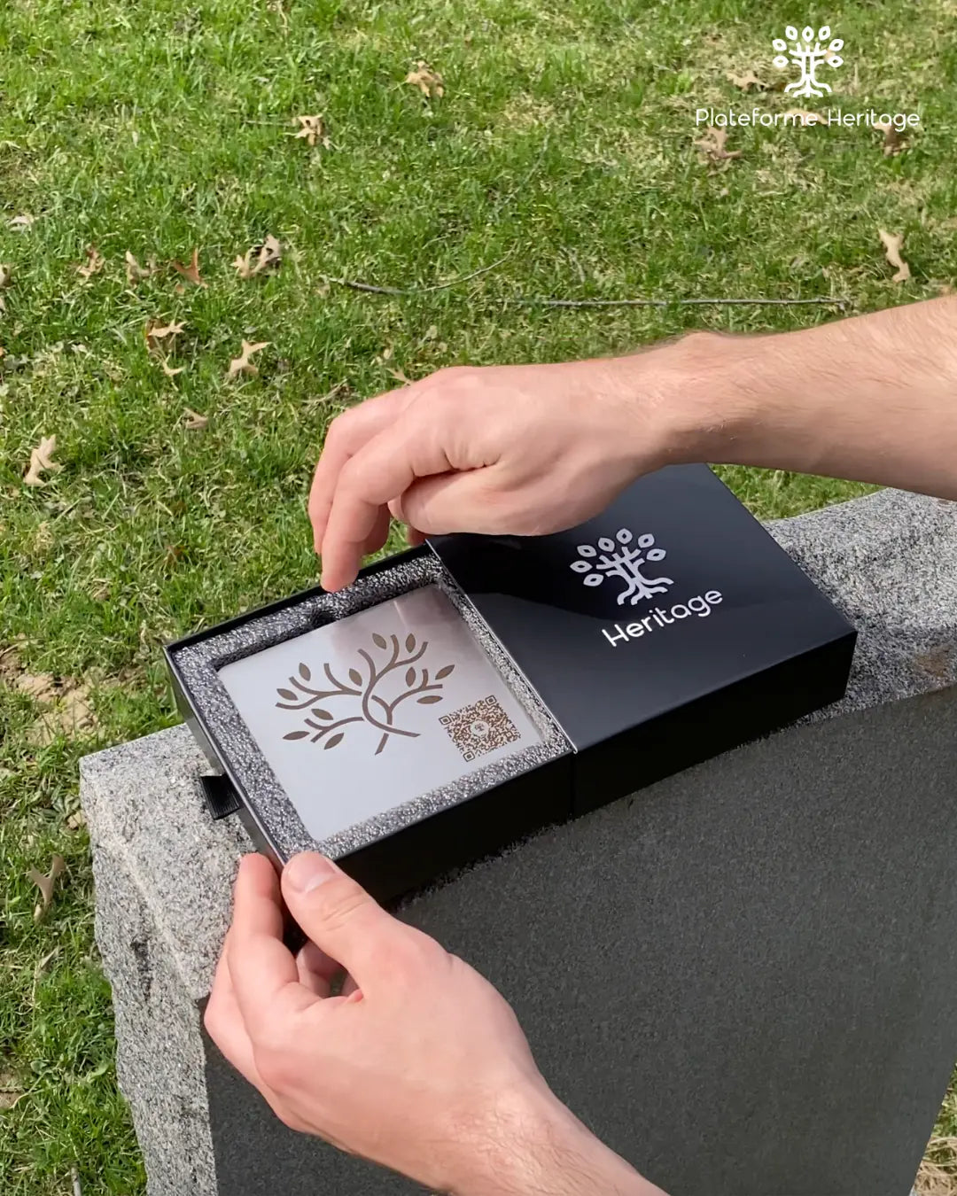 Vidéo démontrant le fonctionnement d'une plaque Héritage avec code QR (Format 4"x4" pour pierres tomables)