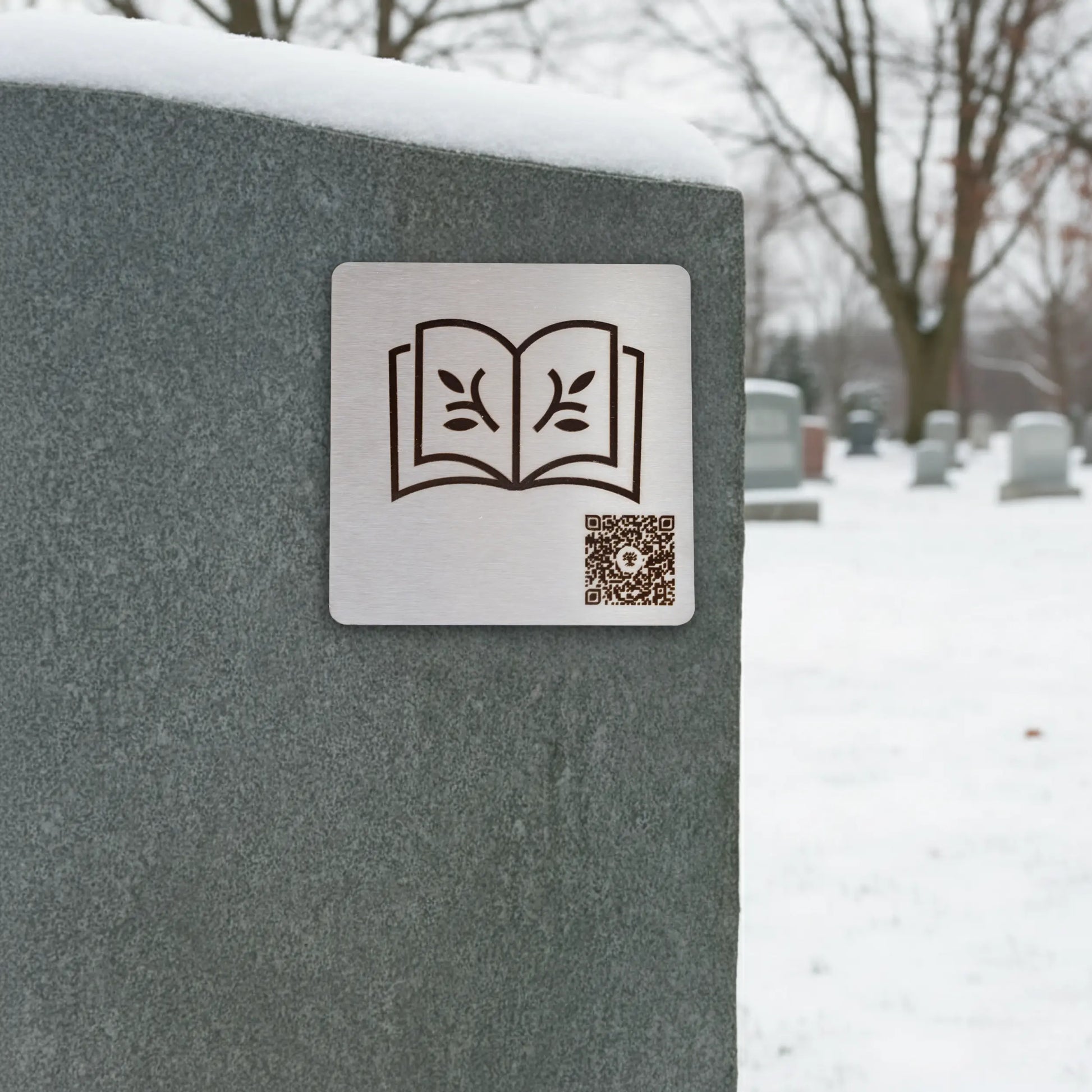 Photo de la plaque Le Recueil (plaque commémorative avec un code QR), collée sur une pierre tombale.