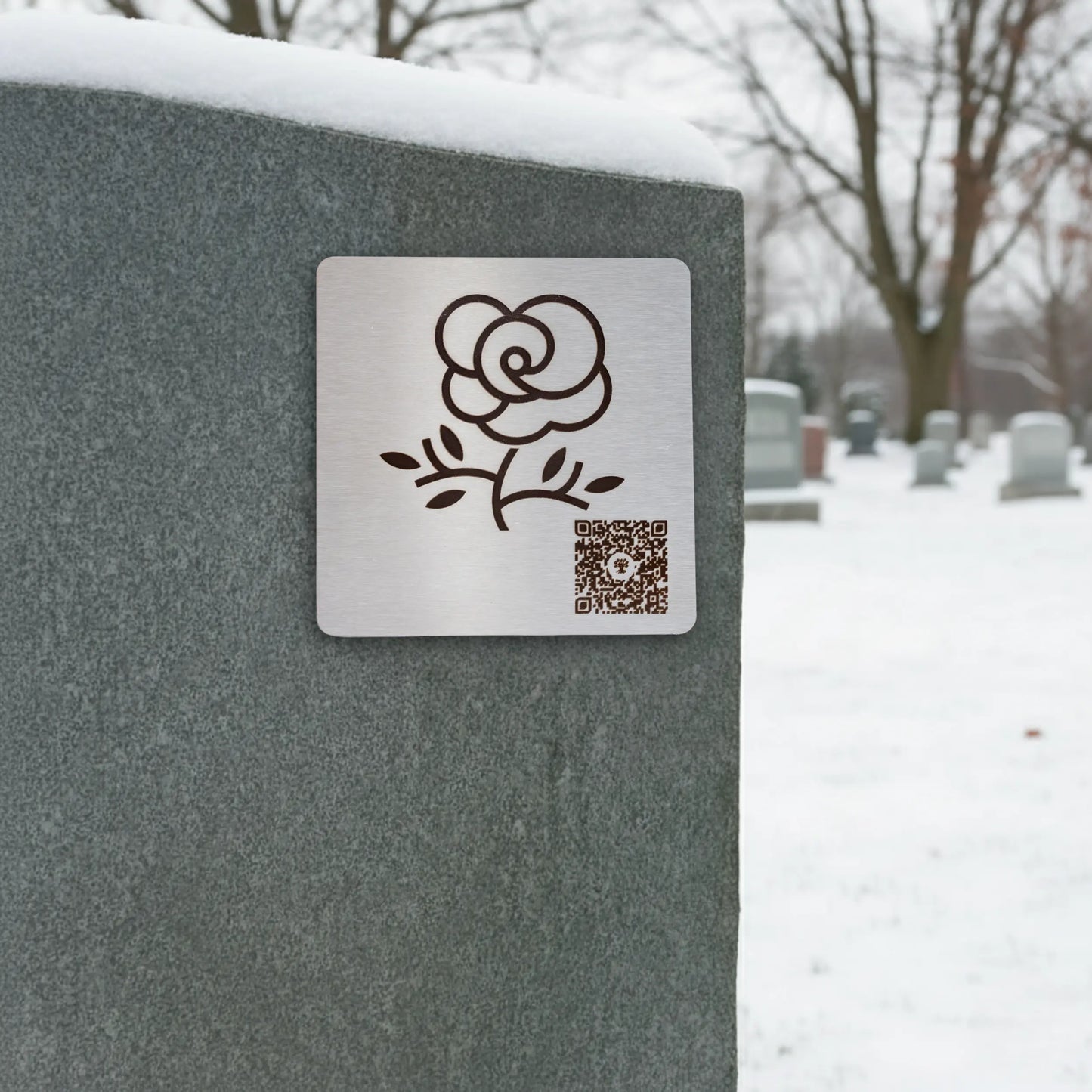 Photo de la plaque La Fleur (plaque commémorative avec un code QR), collée sur une pierre tombale.