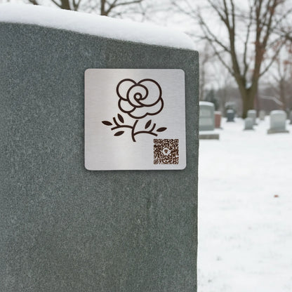 Photo de la plaque La Fleur (plaque commémorative avec un code QR), collée sur une pierre tombale.